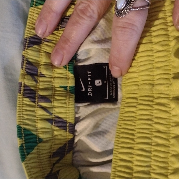Youth Lg (14/16) Yellow Nike Dri-Fit Athletic Shorts with Green & Grey Pattern - Picture 4 of 4